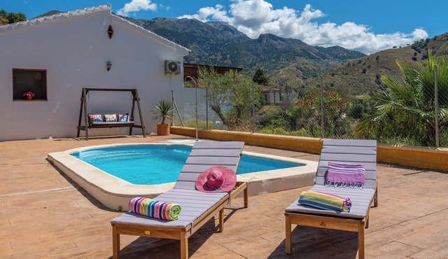 Casa Clara. Lovely and quiet rural estancia with private swimming pool.