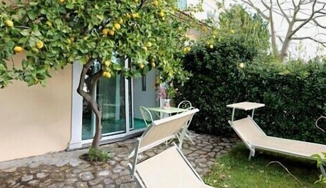 Casa Ilnira C: A spacious apartment in a quiet position, located on a hillside above the sea, with Free WI-FI.