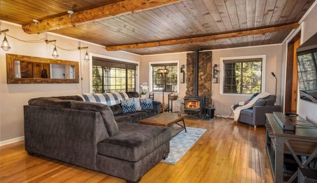 Cedar Ridge/Hot Tub/BBQ/Sleeps 8