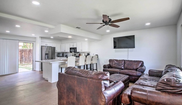 Central Bakersfield Townhome w/Private Patio