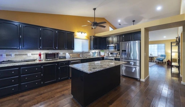 Central Location 4BR w/Arcades & Spacious Parking