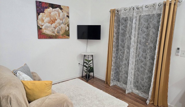 Charming 1-bedroom 500 Sq. Ft. back house in nice neighborhood of Moreno Valley, in Moreno Valley
