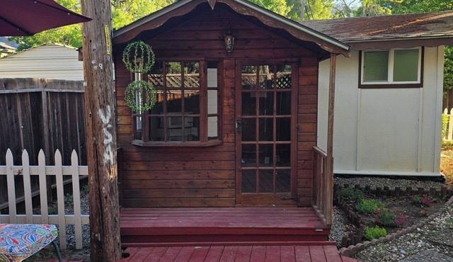 Charming 1-bedroom cottage with AC, WiFi in Danville, walkable to downtown.