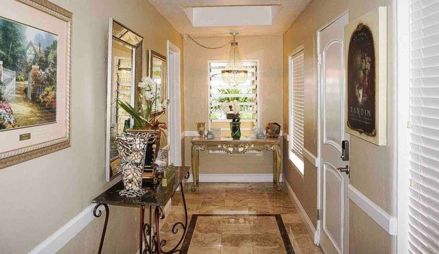 Charming 2-bedroom cottage, walk to downtown Carmel-by-the-Sea