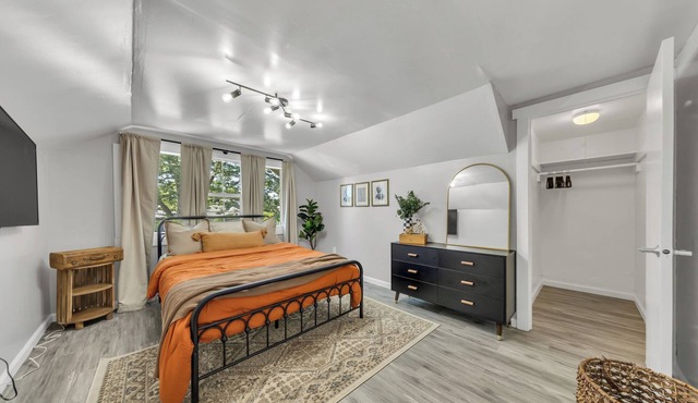 Charming 2-bedroom duplex apt with WiFi, AC in peaceful Oak Park Sacramento