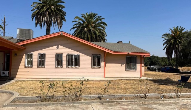 Charming 2-bedroom farmhouse in Reedley with AC