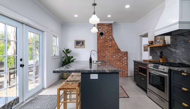 Charming 2-bedroom bungalow in Santa Paula with WiFi, AC