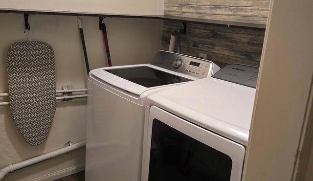 Charming 3-bedroom 2 Bath house with WiFi and AC/Heat and Pool in Bakersfield