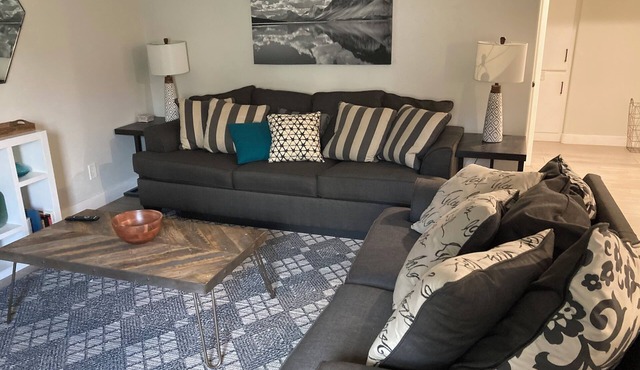 Charming 3-bedroom 3-bath condo next to pool in Valley Village, CA -Los Angeles