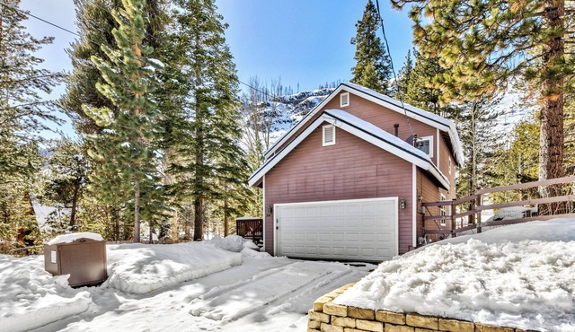 Charming 3-BR house wth game room and backyard in South Lake Tahoe