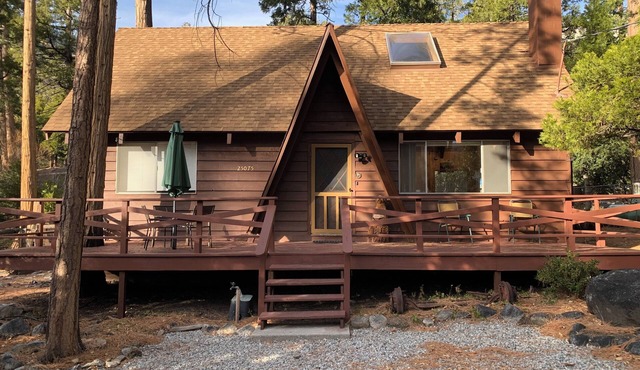 Charming 3-bedroom cabin in Idyllwild-Pine Cove with WiFi