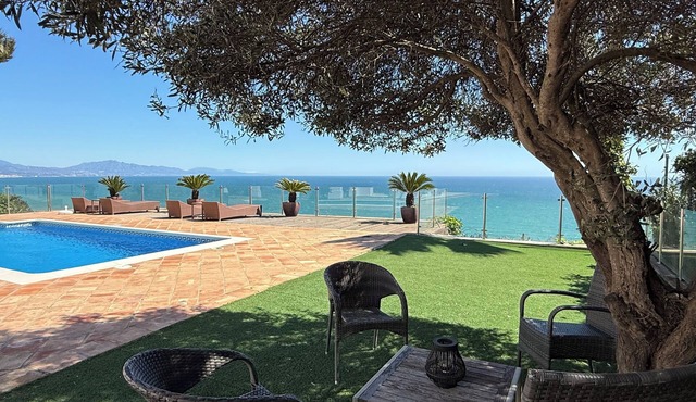 Charming 4-Bed Villa, Private Pool & Garden, Overlooking beach, Sea Views.