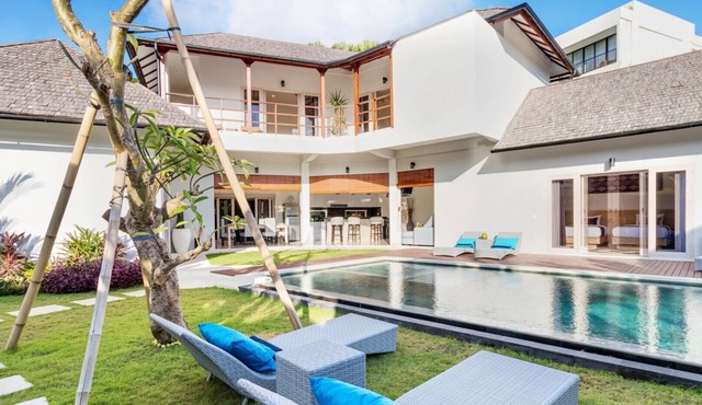 Charming 7BR Villa W/Pool & Balcony in Bali, Bali villa 2206