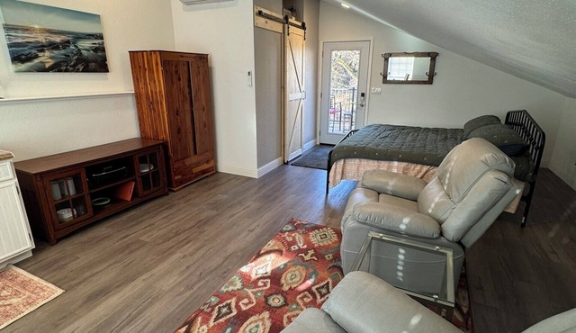 Charming barn loft in Cool Ca 30 day minimum stay
