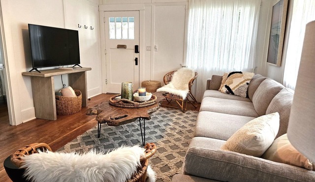 Charming Beach Cottage, 2 blocks from the water!