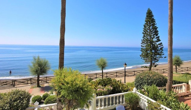 Charming beachfront apartment with air-con, Beachfront and short drive to town and port