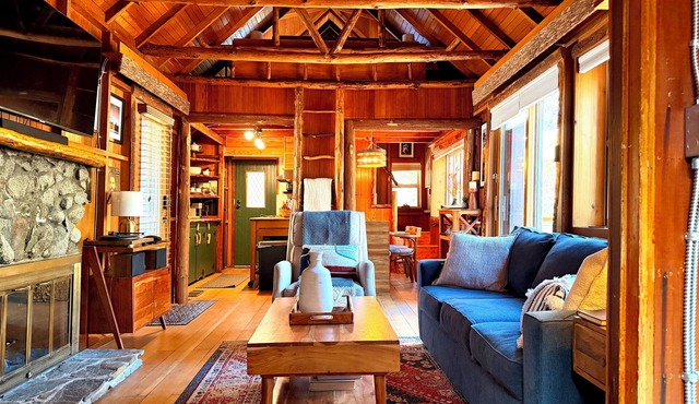 Charming Cabin Retreat-5 Minutes from Town-Dogs OK!