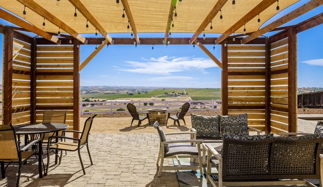Charming cottage with beautiful vineyard views, BBQ, & bocce ball court