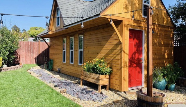 Charming Cottage with Hot Tub and Yard in Richmond