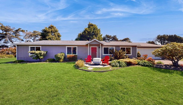 Charming Fort Bragg Home with Ping-Pong & Fire Pit