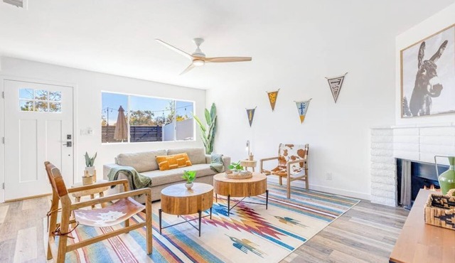 Charming gem near the beach with large backyard, cornhole, fast WiFi & grill