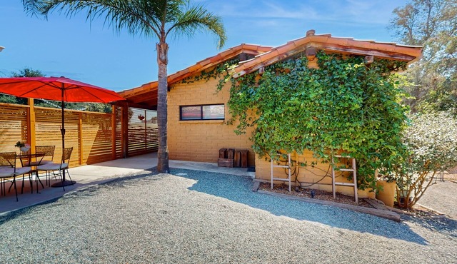 Charming Guest House with Mountain Views and Friendly Farm Animals