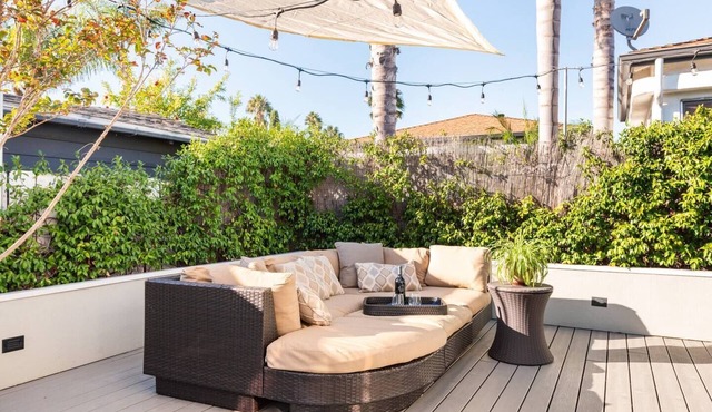 Charming Mid-Century Craftsman ~ Hot Tub/Serene Yd
