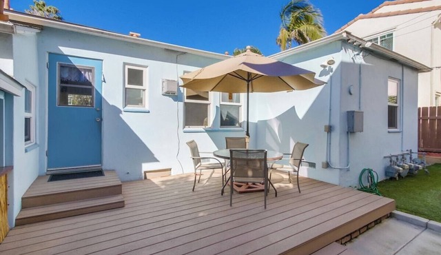 Charming PB bungalow, pet-friendly yard, parking