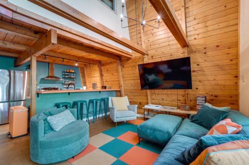 Charming Pinecrest Cabin w/Private Deck