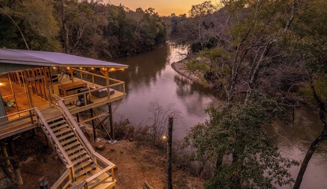 Charming River House, escape from the hustle and bustle of everyday life. in Hartford