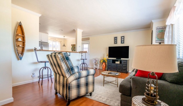 Charming Shell Beach Cottage with AC - Steps to Shell Beach