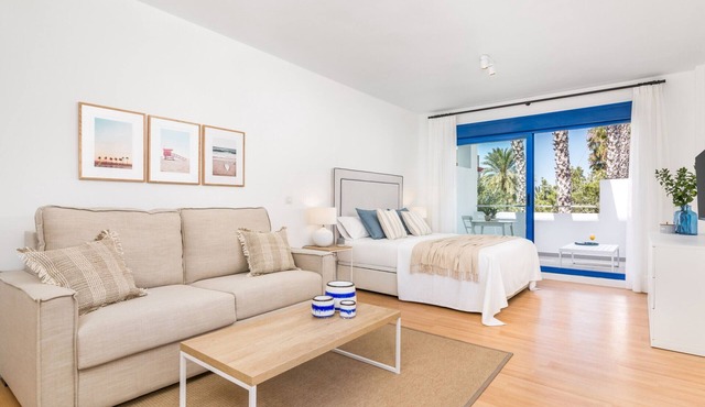 Charming Studio Near Beach in Malaga - Modern Amenities for Families