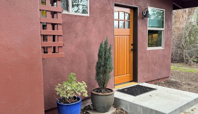 Charming studio w/AC & WiFi in Ballard. Centrally located in wine country.