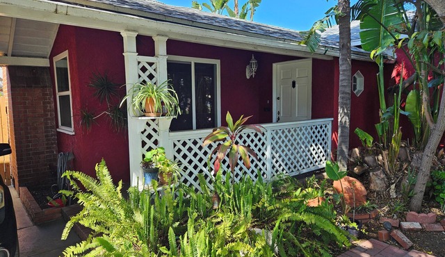 Charming Urban Oasis 3-bedroom cottage in Long Beach