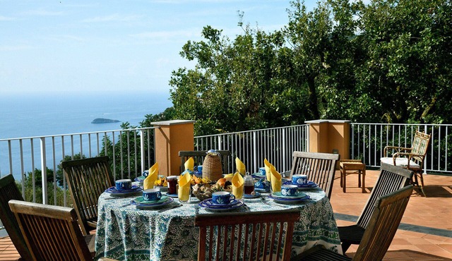 Charming Villa with Pool, Overlooking the Enchanting Galli Islands