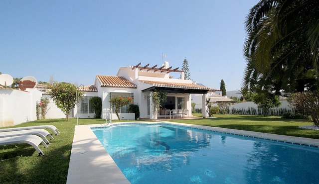Charming villa with sea views, recently renovated and with free WIFI.