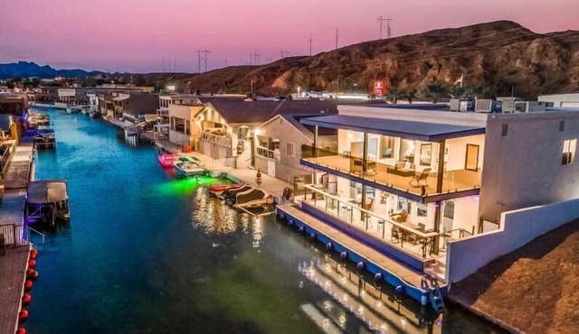 Chateau Bleu, Canal front Stunner, Private Dock