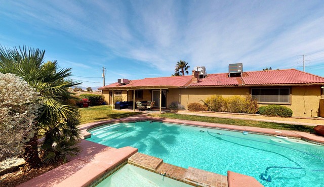 Cheerful 3Bd, 2Br Villa w/Pool. 15 mins to Strip