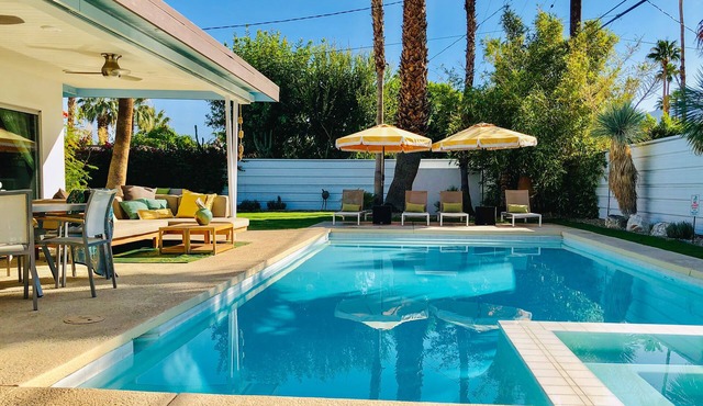 Cheerful mid-century home w/private pool, spa, firepit & mountain views