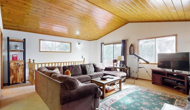 Cheery cabin with gas grill, patio, deck, outdoor space, & near lake