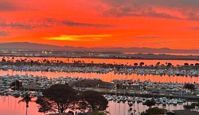 Chic 1-bedroom corporate apartment with amazing view. Walk to beach. Fast wifi