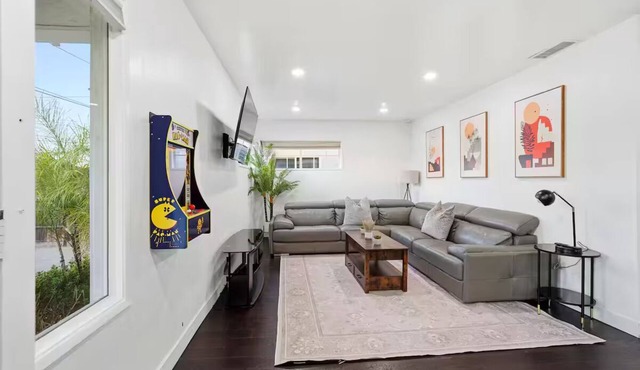Chic 3BR for 8-10 Near LAX/Beach/SoFi, Games & TV+