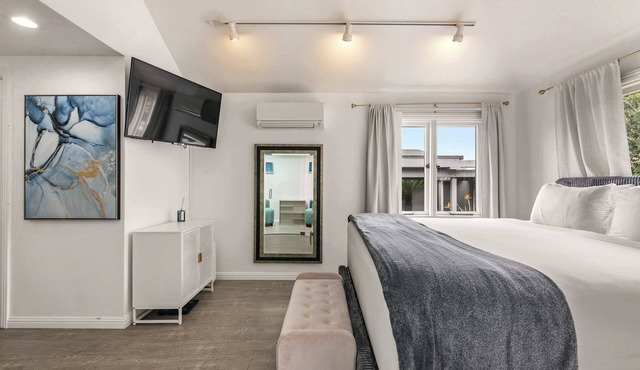Chic La Jolla Studio Steps to Ocean & Dining!