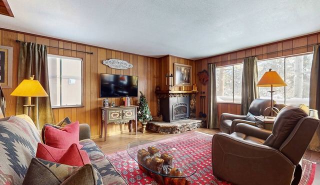 Classic Gambrel-style cabin, family and pet friendly, walk to lake, close to ski