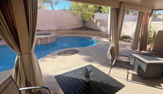 CLEAN, COMFORTABLE 4bedroom house with POOL & JACUZZI,GAMEROOM near Everything!