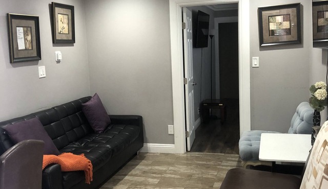 CLEAN COZY4 beds 2 bathroom guest house close to Hollywood and Disneyland