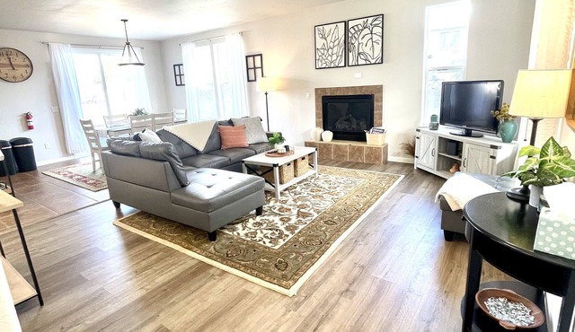 Close to Montgomery Village and Flamingo Resort, just minutes to wineries