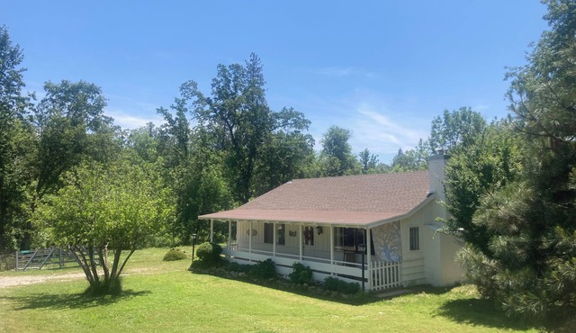 Close to Yosemite National Park. Walking distance to restaurants & shopping