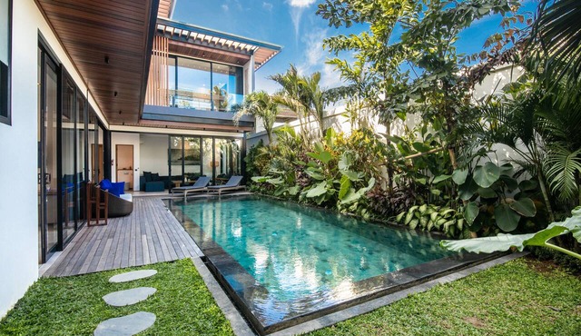 Coastal Haven: 5BR New Villa, 200m Canggu Beach