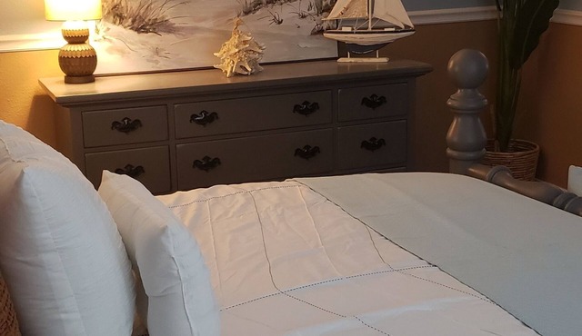 Colorful 2-bdr, 2-bth unique serenity.